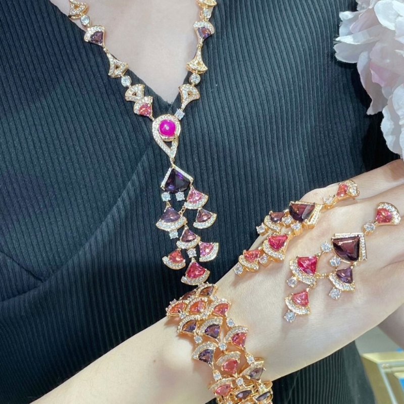 Bv1g*ai necklaces